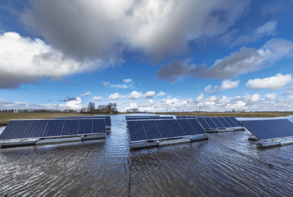 energía solar flotante